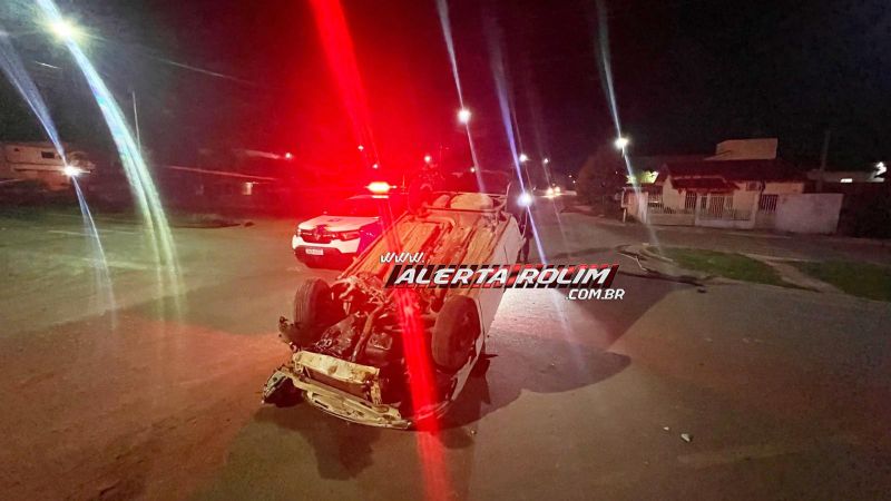 Motorista perdeu o controle, colidiu em meio-fio e capotou veículo, em Rolim de Moura.