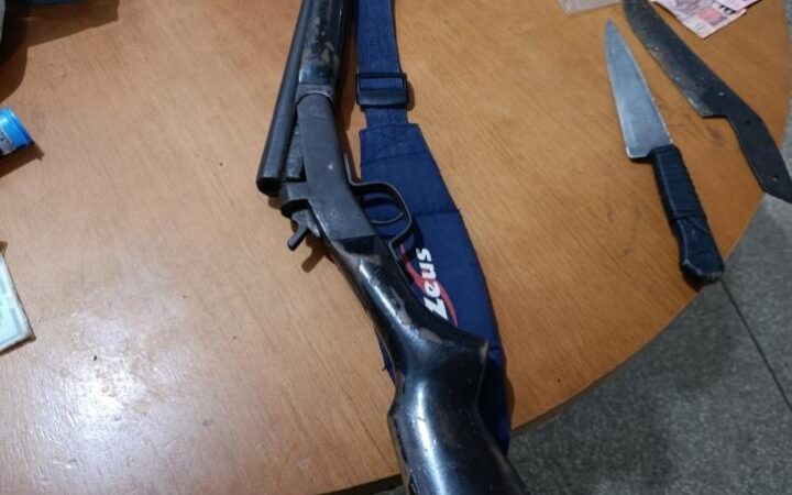 Armas e drogas são apreendidas em operação policial em Rondônia