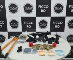 Submetralhadora, pistolas e munições são apreendidas em operação contra facção na capital
