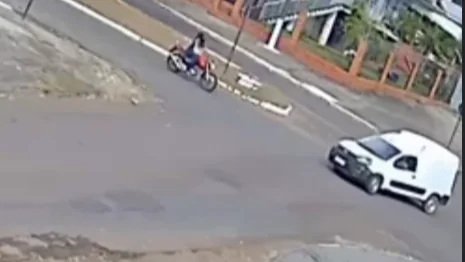Acidente entre carro e motocicleta termina com impasse sobre responsabilidade em Cacoal