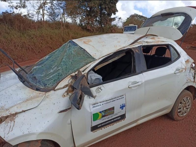 Veículo oficial da Prefeitura de Alto Alegre dos Parecis capota na Linha P-70 e deixa motorista ferido