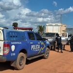 Homem é preso com duas armas de fogo, munições e folhas de coca durante operação policial na RO-135