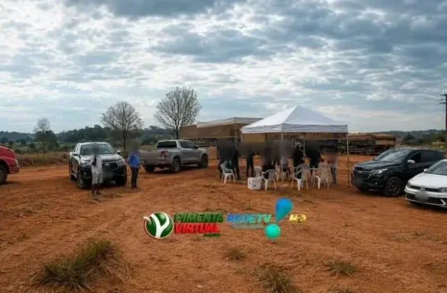 Moradores fecham RO-133 e cobram asfaltamento da Estrada do Calcário em Espigão do Oeste
