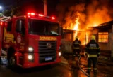 Após ameaçar ex-mulher, homem incendeia casa com duas crianças dentro