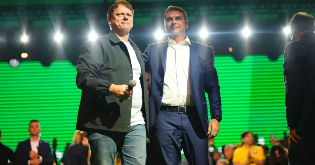 Tarcísio joga com Flávio sem tirar os olhos de 2030, avalia centrão