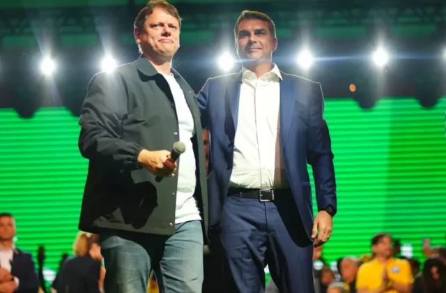 Tarcísio joga com Flávio sem tirar os olhos de 2030, avalia centrão