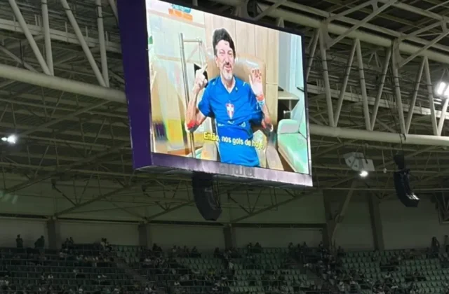 Lito Souza recebe homenagem do Palmeiras antes de duelo contra o Santos