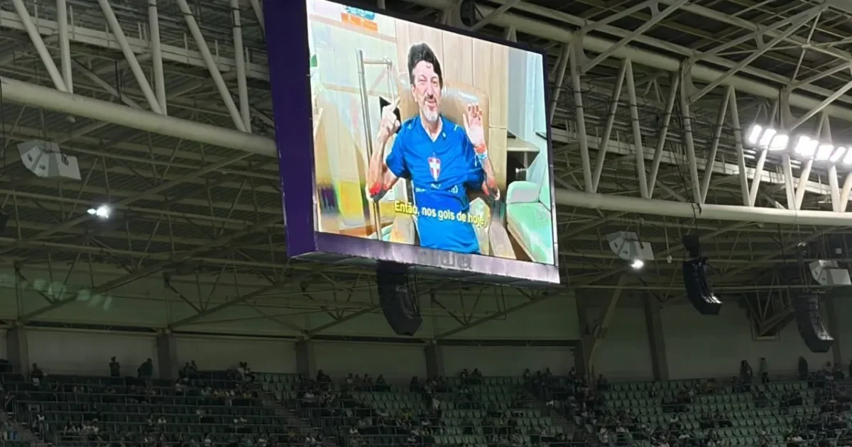 Lito Souza recebe homenagem do Palmeiras antes de duelo contra o Santos