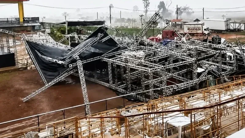 Palco da Expoari desaba durante ventania em Ariquemes um dia após o fim da feira