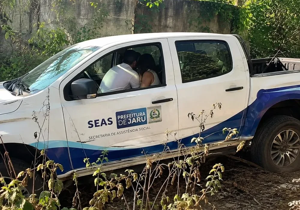 Servidores da Prefeitura de Jaru são encontrados em situação íntima dentro de veículo oficial