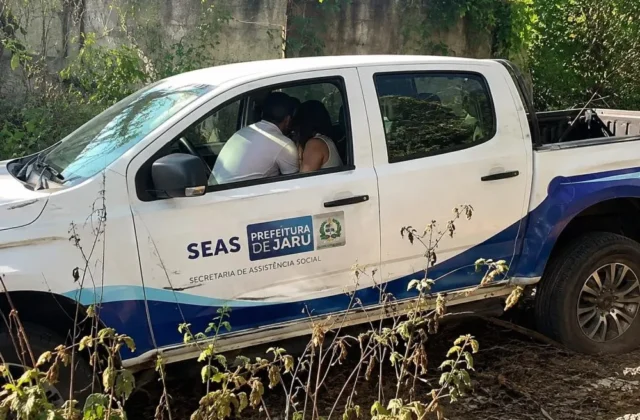 Servidores da Prefeitura de Jaru são encontrados em situação íntima dentro de veículo oficial