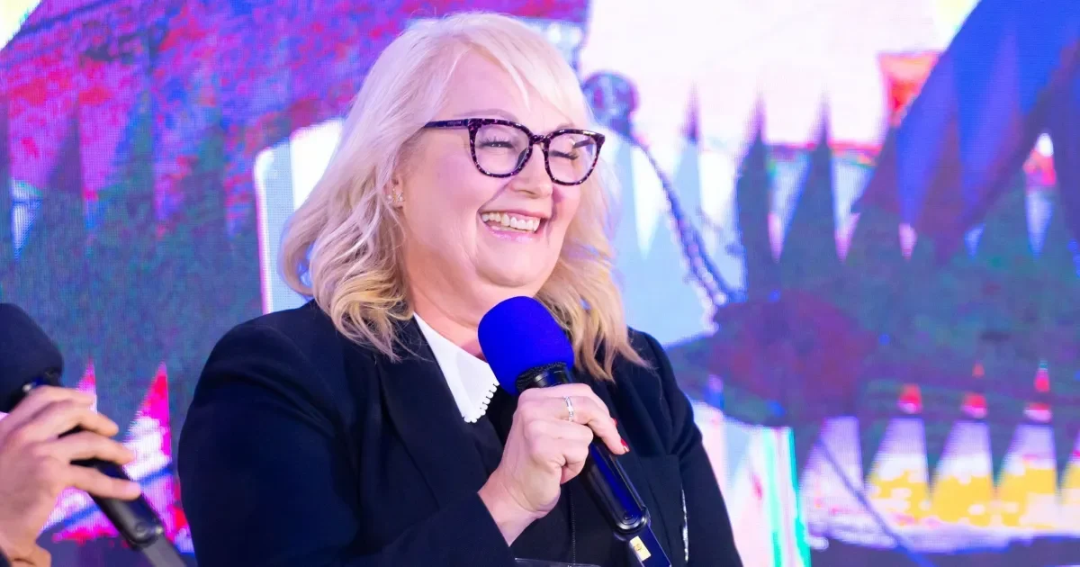 Lynn Painter revela comidas favoritas do Brasil e relação com fãs