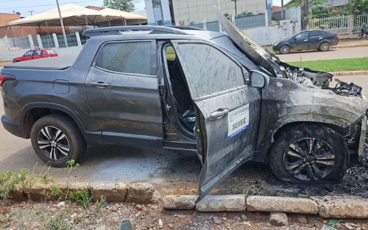 Veículo da Secretaria de Educação de Castanheiras pega fogo em Rolim de Moura